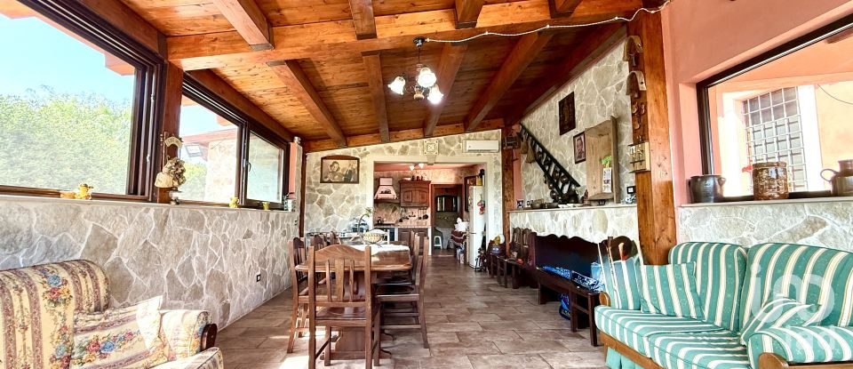 Casale 5 locali di 249 m² in Avola (96012)