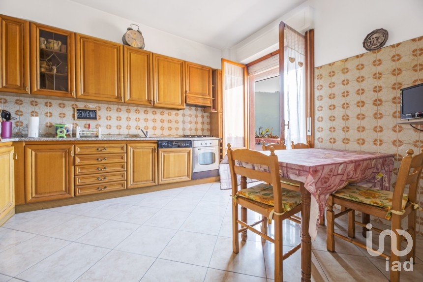 Apartment 9 rooms of 135 m² in Genova (16143)
