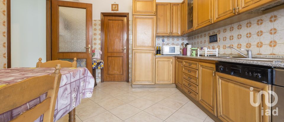 Apartment 9 rooms of 135 m² in Genova (16143)