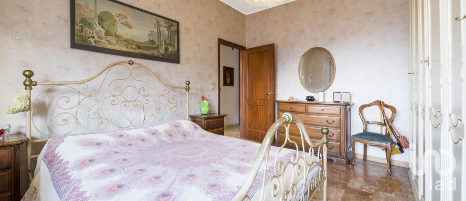 Apartment 9 rooms of 135 m² in Genova (16143)