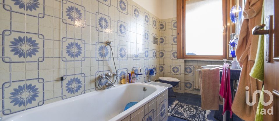 Apartment 9 rooms of 135 m² in Genova (16143)