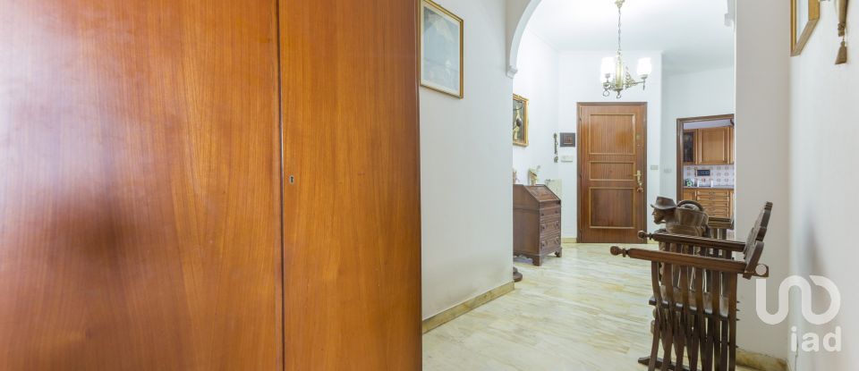 Apartment 9 rooms of 135 m² in Genova (16143)