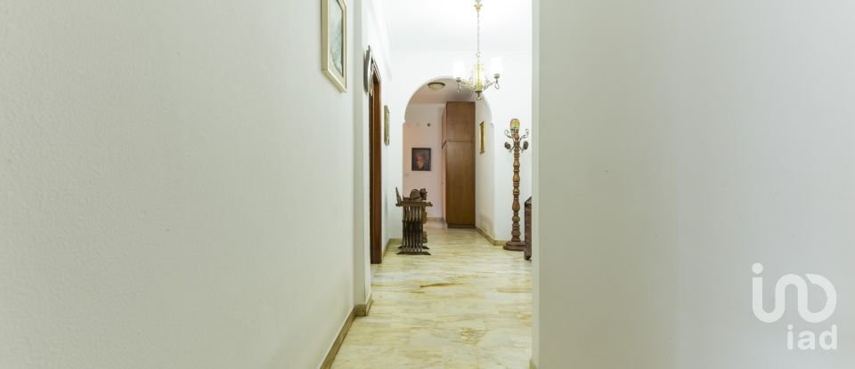 Apartment 9 rooms of 135 m² in Genova (16143)