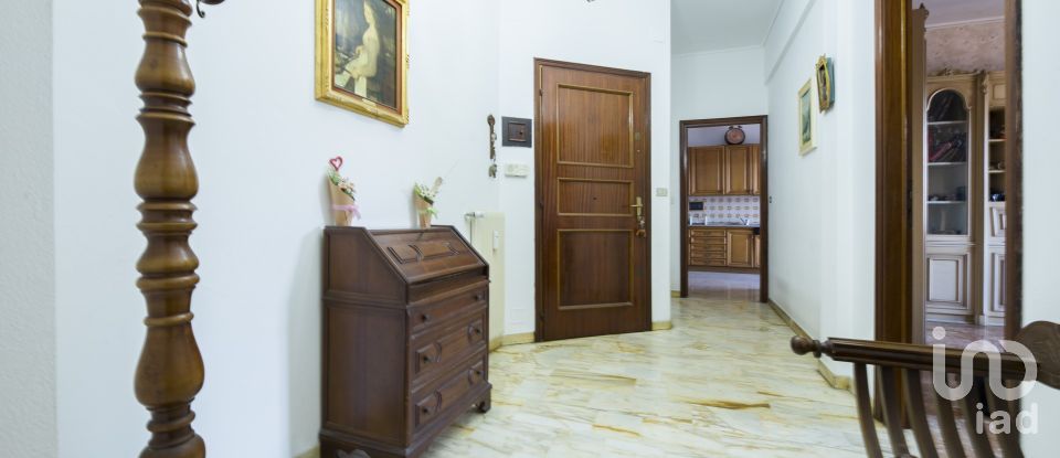 Apartment 9 rooms of 135 m² in Genova (16143)