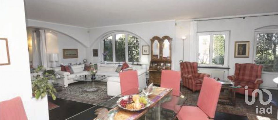 Casale 10 locali di 199 m² in Genova (16146)