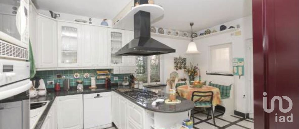 Casale 10 locali di 199 m² in Genova (16146)