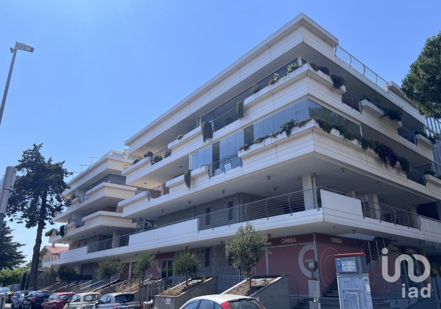 Loft 3 locali di 145 m² a Roma (00125)