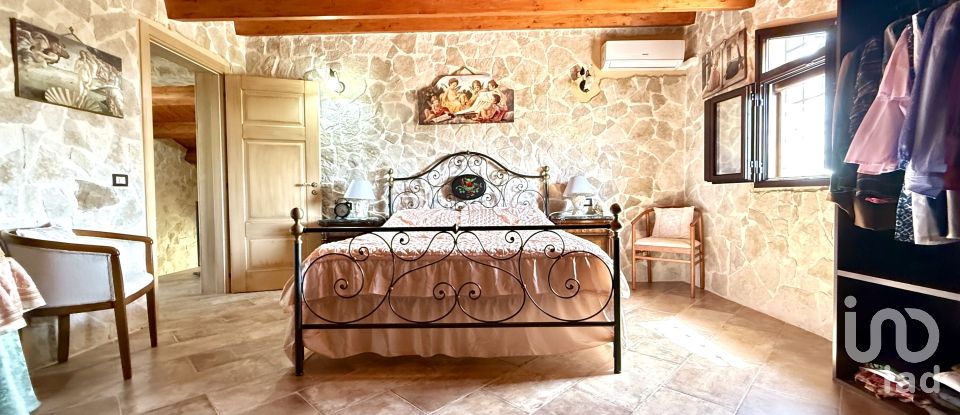 Farm 3 rooms of 249 m² in Avola (96012)