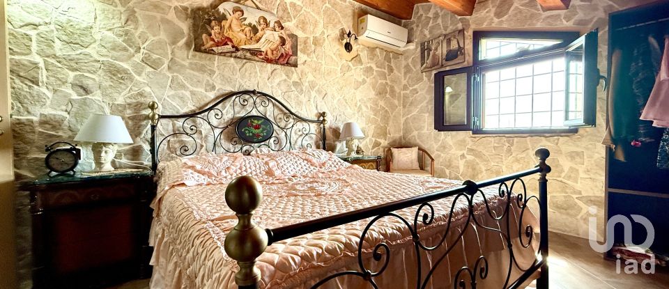 Farm 3 rooms of 249 m² in Avola (96012)