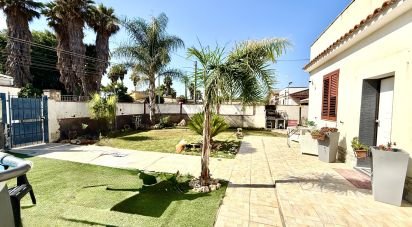 Casale 4 locali di 200 m² in Avola (96012)