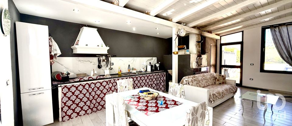 Casale 4 locali di 200 m² in Avola (96012)