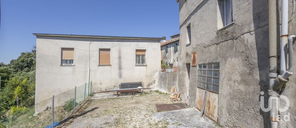 House 3 rooms of 240 m² in Offagna (60020)