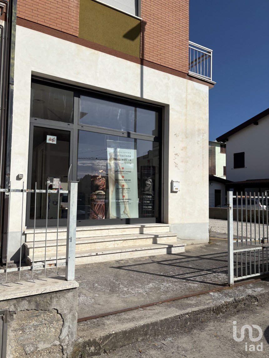 Negozio / locale commerciale di 55 m² in Civitanova Marche (62012)