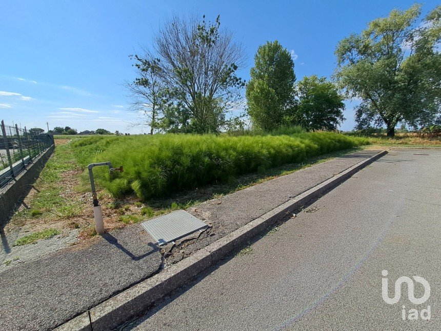 Land of 1,000 m² in Crespino (45030)