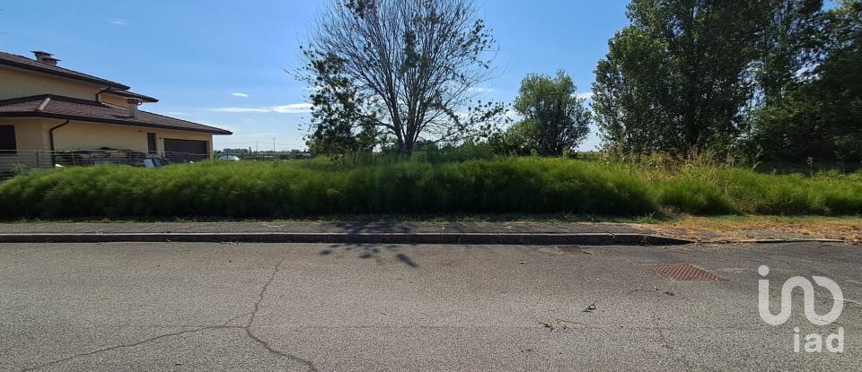 Land of 1,000 m² in Crespino (45030)