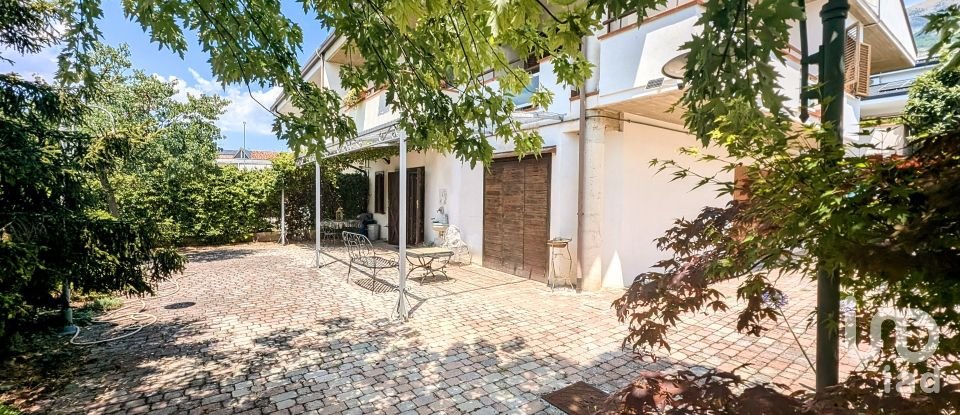 Casale 10 locali di 270 m² in Sulmona (67039)