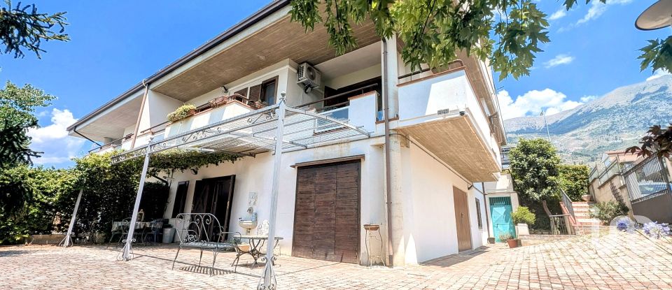 Casale 10 locali di 270 m² in Sulmona (67039)