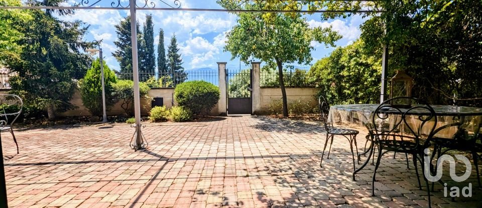 Casale 10 locali di 270 m² in Sulmona (67039)