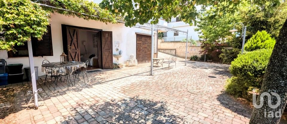 Casale 10 locali di 270 m² in Sulmona (67039)