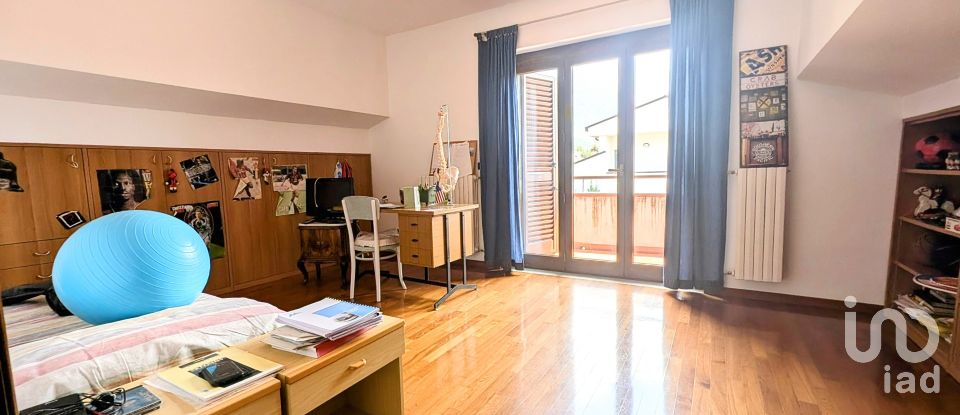 Casale 10 locali di 270 m² in Sulmona (67039)