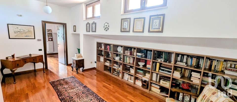 Casale 10 locali di 270 m² in Sulmona (67039)
