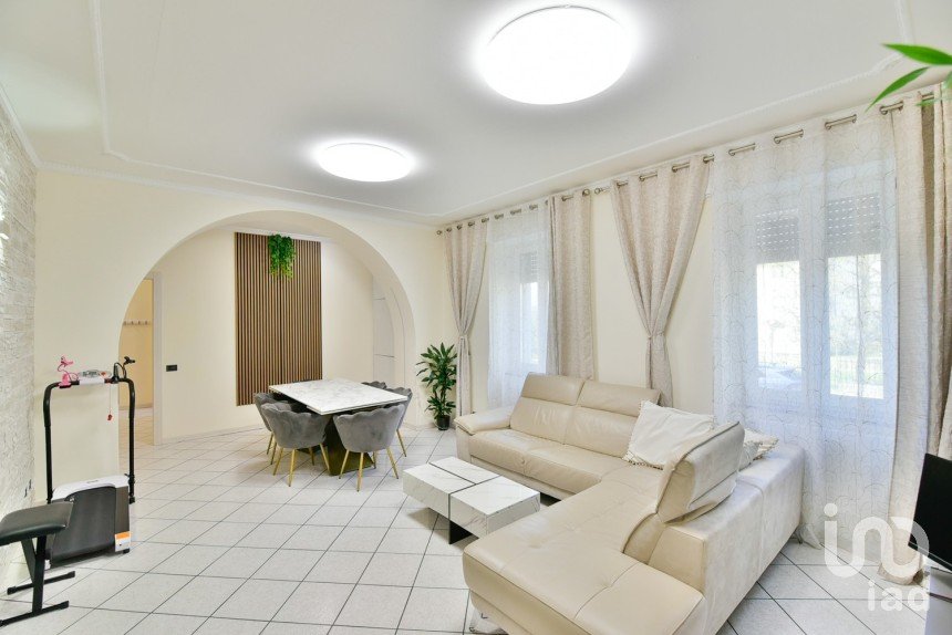 Appartamento 6 locali di 177 m² a Casnate con Bernate (22070)