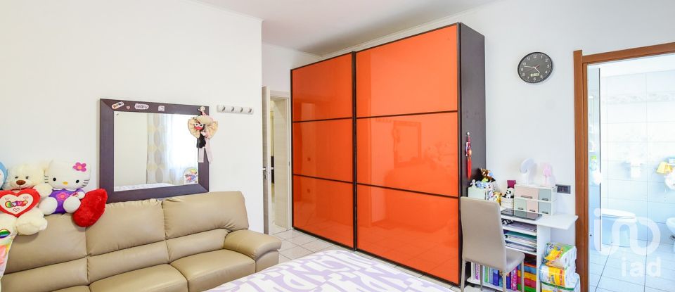 Appartamento 6 locali di 177 m² a Casnate con Bernate (22070)