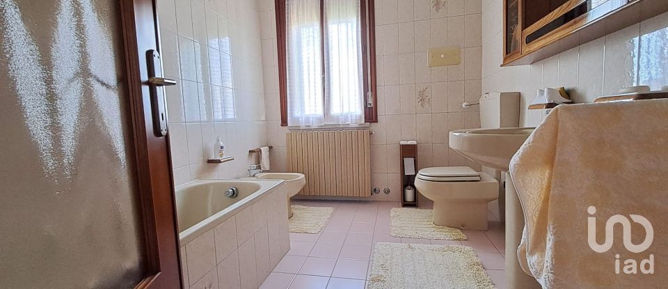 Casa indipendente / Villa 12 locali di 300 m² in Crespino (45030)