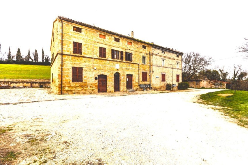 Abitazione 15 locali di 420 m² in Treia (62010)