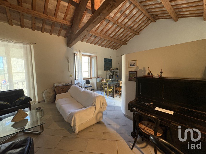 House 7 rooms of 200 m² in Sant'Ippolito (61040)
