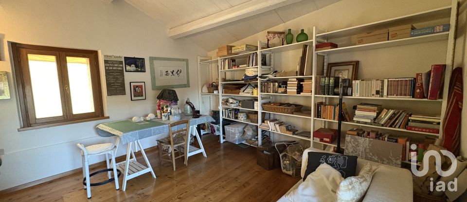 House 7 rooms of 200 m² in Sant'Ippolito (61040)