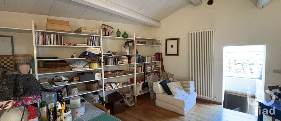 House 7 rooms of 200 m² in Sant'Ippolito (61040)