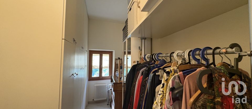 House 7 rooms of 200 m² in Sant'Ippolito (61040)