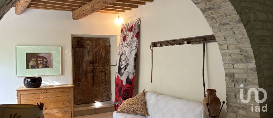 House 7 rooms of 200 m² in Sant'Ippolito (61040)