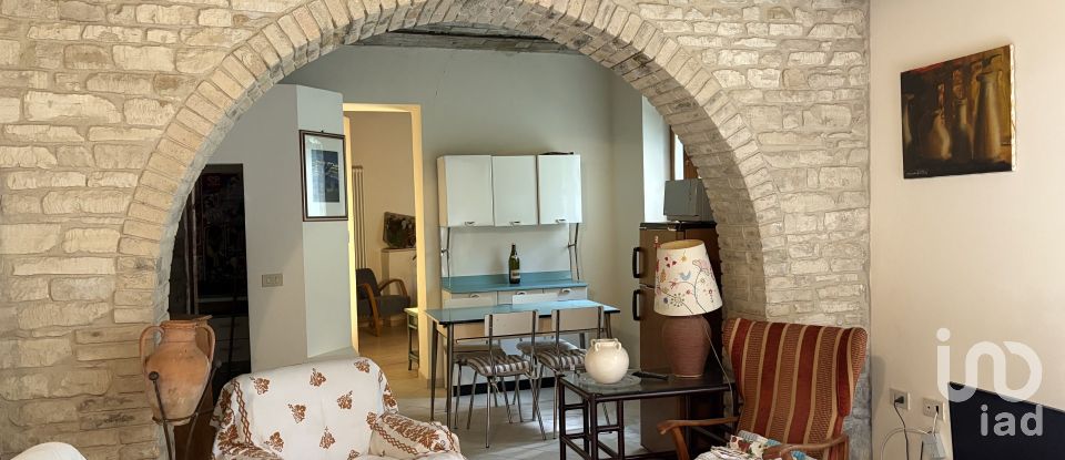 House 7 rooms of 200 m² in Sant'Ippolito (61040)