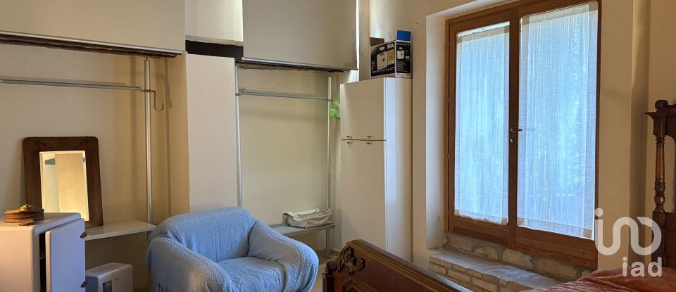 House 7 rooms of 200 m² in Sant'Ippolito (61040)