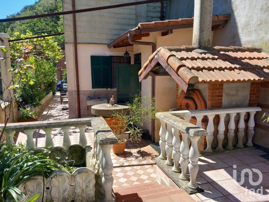 Villa Bifamiliare 5 locali di 158 m² a Savona (17100)