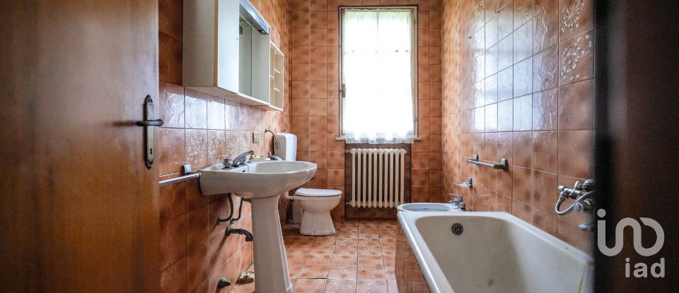 House boat 4 rooms of 195 m² in Migliaro (44020)