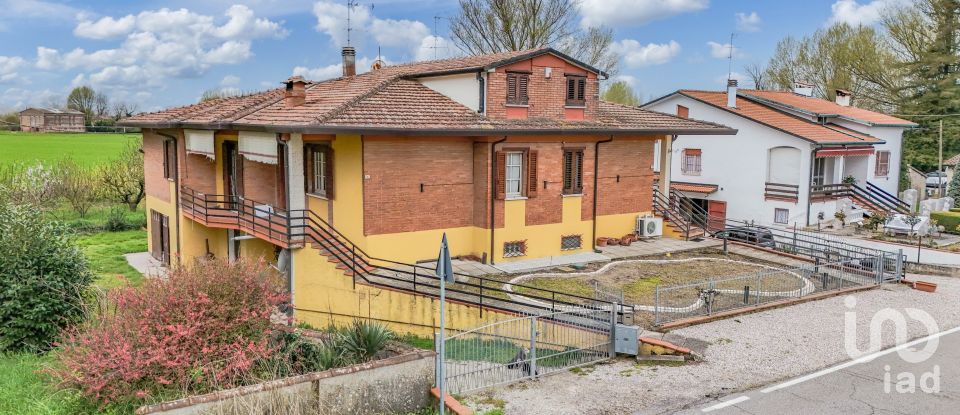 House boat 4 rooms of 195 m² in Migliaro (44020)