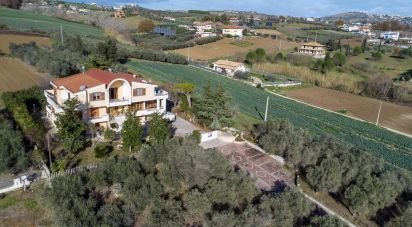 Casale 19 locali di 485 m² in Morro d'Oro (64020)