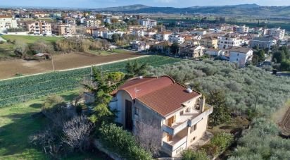 Casale 19 locali di 485 m² in Morro d'Oro (64020)