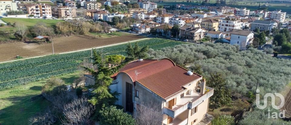 Casale 19 locali di 485 m² in Morro d'Oro (64020)