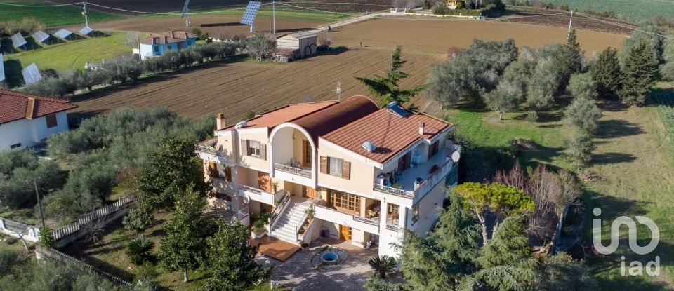 Casale 19 locali di 485 m² in Morro d'Oro (64020)