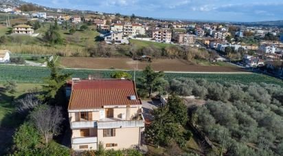 Casale 19 locali di 485 m² in Morro d'Oro (64020)