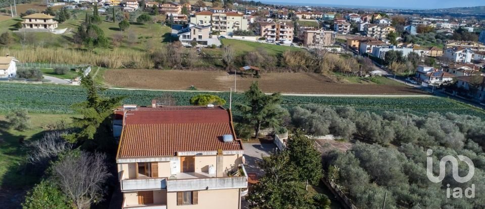 Casale 19 locali di 485 m² in Morro d'Oro (64020)
