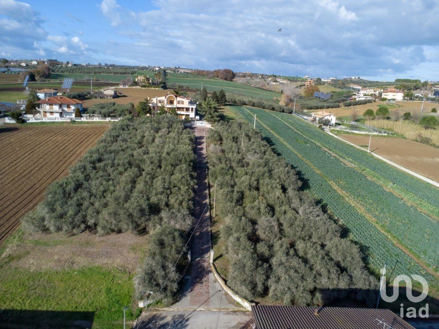 Casale 19 locali di 485 m² in Morro d'Oro (64020)