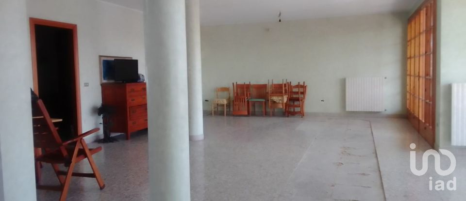 Casale 19 locali di 485 m² in Morro d'Oro (64020)