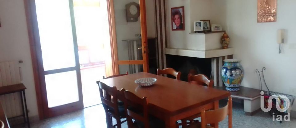 Casale 19 locali di 485 m² in Morro d'Oro (64020)