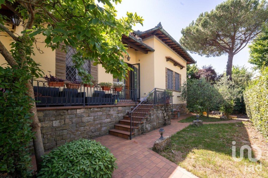 Casale 10 locali di 480 m² in Campi Bisenzio (50013)