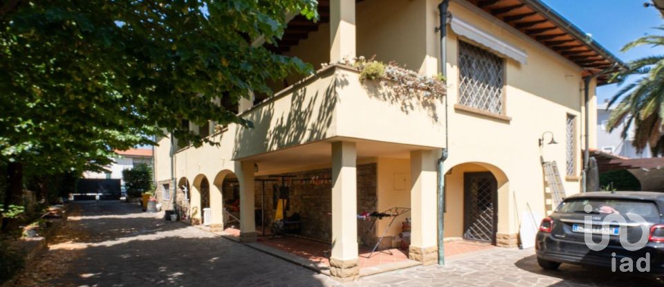 Casale 10 locali di 480 m² in Campi Bisenzio (50013)